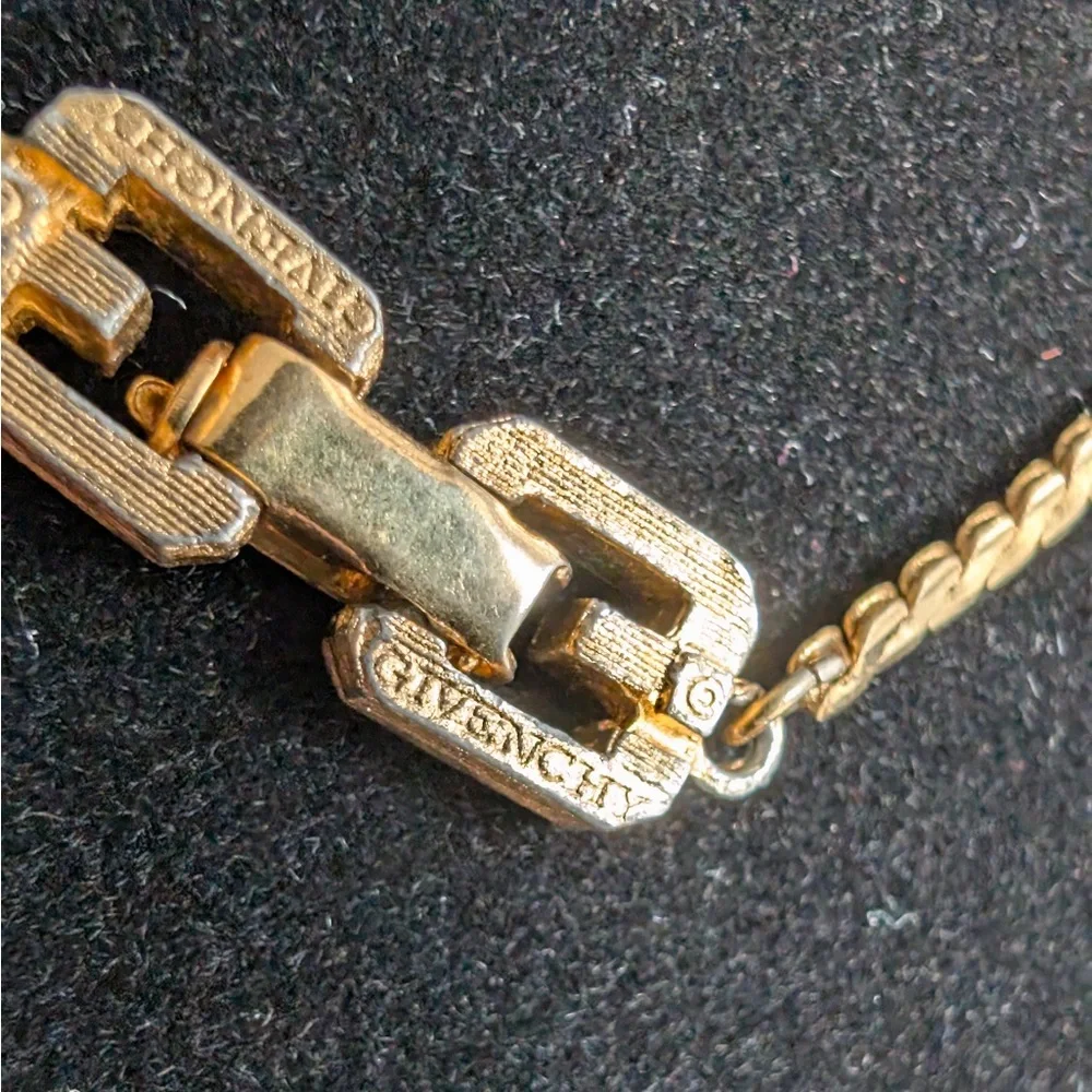⭐️Givenchy Vintage Herring Bone Long 18k Gold plated Necklace - Picture 4 of 5
